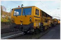 Sieht aus wie eine Stopfmaschine, ist es aber nicht, denn es ist...
Die Plasser & Theurer Schienenbearbeitungsmaschine SBM250 (Schienen-Hobelmaschine) der Schweerbau, Schweres Nebenfahrzeug Nr. 97 33 20 501 17-2, abgestellt am 16.11.2013 in Kreuztal.

F�r die Beseitigung sehr gro�er Schienenfehler und zur Beseitigung von Spurverengungen ist die Hobelmaschine SBM 250 nach wie vor die technisch beste und g�nstigste L�sung.

Die Maschine wurde von Plasser & Theurer  1993 unter der Fabriknummer 48 gebaut.

Technische Daten:
Eigengewicht: 95 t
Zul. Anh�ngelast: 40 t
L�nge �ber Puffer:  28.940 mm  
H�chstgeschwindigkeit: 90 km/h
Zur Mitfahrt zugel. Personen: 6
Zugelassene f�r Streckenklasse: C2 und h�her