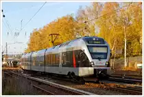 ET 23006 (3-teiliger Stadler Flirt) der Abellio Rail NRW ist gerade am 16.11.2013 vom Bahnhof Kreuztal in Richtung Siegen Hbf losgefahren.

Er bef�hrt die KBS 440 (Ruhr-Sieg-Strecke) als RB 91 (Ruhr-Sieg-Bahn) die Verbindung Hagen-Siegen (Umlauf ABR 89568). 