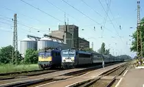 W�hrend auf der Ausweiche im Bahnhof Mez�k�vesd V 431052 mit einem G�terzug
wartet, braust daneben V 63154 am 27.5.2003 um 9.53 Uhr mit einem Schnellzug
in Richtung Miskolc vorbei.
