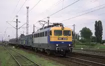 V 432258 in Sonderlackierung f�hrt am 31.5.2003 mit einem Personenzug
in F�zesabony um 9.53 Uhr in Richtung Miskolc ab.