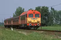 Am Rand der Puszta ist um 10.45 Uhr bei Mez�tarkany M 412162 am 31.5.2003 mit einem 
Personenzug nach Debrecen unterwegs. 