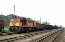 M 62178 wartet am 1.6.2003 um 11.00 Uhr vor einem Kohlezug auf Weiterfahrt 
im Bahnhof Ozd.