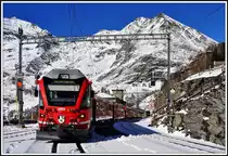 BerninaExpress 955 mit Allegra 3505 beim Zwischenhalt auf der Alp Gr�m mit dem Sassal Mason 3037m im Hintergrund. (16.11.2013)