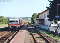 Der graffiti-verschmierte 928 447 h�lt am 30.8.05 als RB nach Fulda im Bahnhof Gro�enl�der auf Gleis 2.
