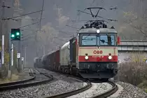 1144 117 f�hrt am 18.11.2013 mit einem G�terzug zwischen Pernegg und Bruck/Mur Richtung Norden.