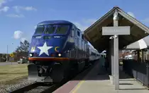 Zug 74 Piedmont auf der Fahrt von Charlotte nach Raleigh beim Halt in Burlington.
Zuglok ist eine EMD F59PHI mit der Nr. 1797  City of Asheville . (06.11.2013)