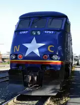 Die m�chtige Front der Amtrak Diesellok EMD F59PHI 1797  City of Asheville  in der Station Raleigh. Der Zug 74 Piedmont von Charlotte nach Raleigh bestand aus zwei Personenwagen und zwei dieser m�chtigen Diesellokomotiven im Sandwich.