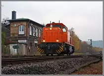 An einem tr�ben November Nachmittag.....

Die Lok 44 - MaK G 1000 BB (271 004-4) der Kreisbahn Siegen-Wittgenstein (KSW) kommt am 18.11.2013 solo von Betzdorf und passiert hier das Stellwerk Herdorf Ost (Ho), bevor es dann auf den Rangierbahnhof der KSW geht.
 
Die Lok wurde 2003 bei Vossloh unter der Fabriknummer 1001462 gebaut und am 05.01.2004 an die KSW ausgeliefert. Sie hat die NVR-Nummer  92 80 1271 004-4 D-KSW und EBA 02G23K 004.