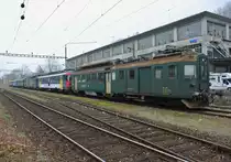 BDe 4/4 651, RBe 540 006-4, BDe 4/4 641 und drei historische Wagen abgestellt in Klus. Die Fahrzeuge sind aufgrund Bauarbeiten in Balsthal momentan in Klus abgestellt. Die drei Triebwagen stehen leider nicht mehr im Einsatz, und warten nun auf ihr weiteres Schicksal, 18.11.2013.