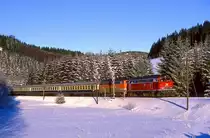 218 138 und 218 140 bringen einen Zug mit Wintersportlern nach Winterberg. Aufnahme bei Siedlinghausen, 01.02.1987.