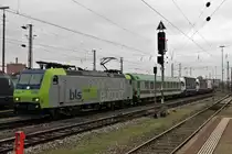 Durchfahrt von BLS Re 485 008-7 mit einer RoLa (Freiburg Gbf - Novara) in Basel Bad Bf.