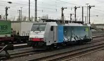 Am Mittag des 16.11.2013 stand Railpool/BLS Cargo 186 105  Connecting Europ  abgestellt in Weil am Rhein und wartet auf ihren n�chsten Einsatz. Ihrer Schwestermaschine, die 186 101, mit gleicher Werbung stand an diesem Tag eine Bahnhof weiter in Basel Bad Bf. (Fotografiert aus Zug)