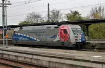 101 060-2  60 Jahre Bundespolizei  am Mittag des 16.11.2013 abgestellt zwischen Gleis 101 und 102 in Karlsruhe Hbf und macht ihren Sch�nheits Schlaf. (Fotografiert aus Zug)