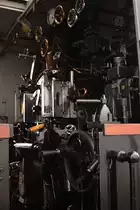 Blick in den F�hrerstand von 99 5901, aufgenommen am Abend des 18.10.2013 im Brockenbahnhof. Wie man sehen kann, blitzt und blinkt diese Maschine nicht nur von au�en!