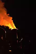Kleine �berraschung f�r Geologen! Entgegen der allgemeinen Meinung gibt es im Harz ja doch Vulkane, wie dieses Foto beweist! ;-) Der Effekt dieses  Mini-Vulkans  entstand, als ich den Leuchtk�rper einer Bahnsteiglaterne punktgenau hinter die Spitze des Lichtgenerator-Ausdampftopfes von Dampflok 99 5901 positionierte. Die Aufnahme entstand am Abend des 18.10.2013 im Bahnhof Drei Annen Hohne und ist auch der Abschlu� meiner kleinen Doku �ber den ersten Tag einer dreit�gigen Sonderzugveranstaltung der IG HSB unter dem Motto  Schmalspurromantik im Oktober .