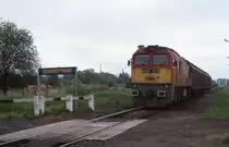 Mit einem kurzen G�terzug war M 62213 der MAV am 14.5.1999 um 9.50 Uhr 
in Szentgotthard unterwegs.