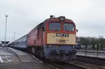 M 62219 steht am 14.5.1999 im Bahnhof Szombathely abfahrbereit vor dem Schnellzug nach Celld�m�lk. 