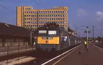 Am 24.9.1999 h�lt ein Zugbegleiter noch einen letzten Plausch mit
dem Lokf�hrer der V 431012 im Bahnhof Pecs. So kann man zumindest 
Auge in Auge miteinander reden! 