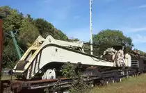 Das kleine Eisenbahnmuseum bei Paks war am 30.9.1999 schon nicht mehr besetzt.
Die Exponate wuchsen bereits zu und verrotteten. Zum Gl�ck wurden die meisten 
davon sp�ter in das neue Eisenbahn Museum nach Budapest gebracht. Eines dieser
sch�nen Exemplare war dieser 45 Tonnen tragende Dampfkran der MAV.