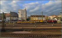 <U>Lichtspiele in Singen am Hohentwiel.</U> 


212 133-3 mit Kran- und Schutzwagen. Nach einem Rangierunfall mit einigen Güterwägen hatte die Lok die  Aufgleishilfe  nach Singen gebracht. November 2013.