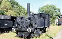 Das kleine Eisenbahn Museum in Paks existierte am 30.9.1999
zwar noch, aber die dort ausgestellten Exemplare wurden nicht
mehr betreut. Sie rosteten nur noch vor sich hin. So auch diese
kleine Tenderlok mit der Aufschrift 377 III.