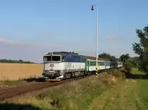 Die 754 060 mit einem Os nach Doma�lice am 07.10.2013 bei der Einfahrt in Bl��ejov.