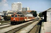 Mit einem Regionalzug nach Aigen-Schlägl steht 2043 046-8 im Juli 1992 im Bahnhof Linz-Urfahr