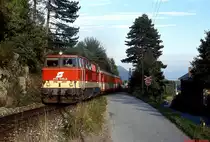 Mit einem Regionalzug von Wiener Neustadt nach Puchberg ist 2143 036-8 im September 1990 bei Gr�nbach am Schneeberg unterwegs