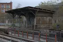 Stillgelegt ist aktuell der Haltepunkt Dresden Pieschen, es gibt an anderer Stelle einen Interimsbahsteig.Der alte Treppenaufgang und seine �berdachung werden wohl demn�chst abgerissen werden.21.11.2013 12:05 Uhr