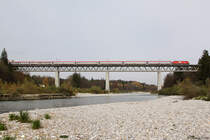 Eine unerkannt gebliebene 1216 rollt mit dem wegen Bauarbeiten �ber Holzkirchen umgeleiteten EC 87 �ber die Gro�hesseloher Br�cke in M�nchen. 01.11.2013.