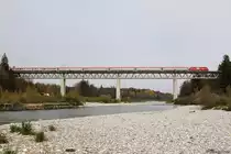 Eine unerkannt gebliebene 1216 rollt mit dem wegen Bauarbeiten �ber Holzkirchen umgeleiteten EC 87 �ber die Gro�hesseloher Br�cke in M�nchen. 01.11.2013.