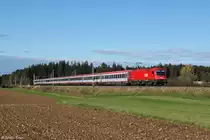 1216 021 mit dem wegen Bauarbeiten �ber Holzkirchen umgeleiteten EC 89 am 02.11.2013 bei Otterfing.