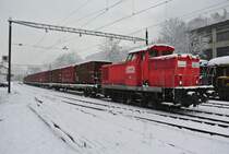 Die Em 4/4 20 bringt soeben die 4 Kehrichtwagen f�r den G�terzug Klus-Oensingen, 22.11.2013.