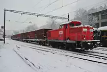 Die Em 4/4 20 bringt soeben die 4 Kehrichtwagen f�r den G�terzug Klus-Oensingen, 22.11.2013.