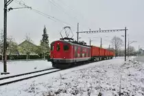 Re 4/4 I 10009 mit zwei G�terwagen Oensingen-Klus bei Ausfahrt in Oensingen, 22.11.2013.