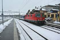 Heute ist wieder einmal ende einer Rekrutenschule. F�r die Soldaten aus Bure verkehrte ein Extrazug Bure (Extrabahnhof f�rs Milit�r) - Basel SBB. Eingesetzt wurde ein Basler HVZ EWI Pendel (mit zwei zus�tzlichen A EWI NPZ). Wegen der starken Steigung auf der Linie nach Bure wurde der Pendel mit zwei Loks gef�hrt: Re 4/4 II 11122, BDt EWI, AB EWI, 3 B EWI, 2 A EWI und Re 4/4 II 11219, Del�mont, 22.11.2013.