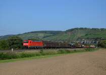 152 001 mit einem G�terzug am 28.09.2013 bei Himmelstadt.