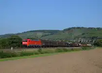 152 001 mit einem G�terzug am 28.09.2013 bei Himmelstadt.
