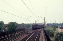 K�benhavn / Kopenhagen DSB S-Bahn im August 1975: Ein Zug der Linie F n�hert sich dem S-Bahnhof N�rrebro. Der Zug f�hrt in Richtung Frederiksberg. - Das Geb�ude, das man links im Bild ahnen kann, geh�rte zum DSB-Bahnhof K�benhavn L - hier endeten die Z�ge, die nach Farum fuhren. - Rechts lag damals der G�terbahnhof N�rrebro.