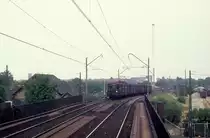 K�benhavn / Kopenhagen DSB S-Bahn im August 1975: Ein Zug der Linie F n�hert sich dem S-Bahnhof N�rrebro. Der Zug f�hrt in Richtung Frederiksberg. - Das Geb�ude, das man links im Bild ahnen kann, geh�rte zum DSB-Bahnhof K�benhavn L - hier endeten die Z�ge, die nach Farum fuhren. - Rechts lag damals der G�terbahnhof N�rrebro.
