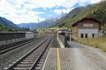 Der Bahnhof von Pettneu an der Arlbergbahn wird nicht mehr bedient, aber ist meiner Meinung nach allein schon wegen der landschaftlichen Reize ein Foto wert, mit Blickrichtung St. Anton am Arlberg,Oktober 2012