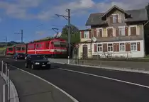 Bei einem Gro�teil der Strecke zwischen Appenzell und St. Gallen liegen die Gleise der Appenzeller Bahn parallel zur Stra�e. Wie auch hier in Hirschberg, nachdem S11 2166 nach St. Gallen gerade die gleichlautende Haltestelle verlassen hat (21.09.2013).