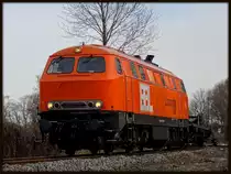 Als meine beiden Kollegen der Eisesk�lte nicht mehr stand hielten, hoffte ich noch auf ein sch�nes Highlight... und auch ich durfte dann noch Gl�ck sp�ren. Wenige Minuten bevor ich gehen wollte, schaute ich auf und etwas orangenes n�herte sich mit extrem gem��igter Geschwindigkeit. Da aber kein Signal in der N�he stand, war ich mir sicher, dass da irgendwas nicht stimmt. Also rannte ich schnell zur�ck und nutzte die Chance, denn sie bog auf den kleinen Abschnitt in richtung Misburger Hafen ab. Die BBL 225 100 lieferte dort ein paar Leere Schwellenwagen ab. Aufgenommen wurde das Bild am 23.3.13.
