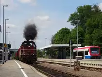 Dicker Atompilz trifft auf Hauch von Osten... 
Die Sch�mberger �bergabe von Gammertingen nach Sch�mberg bei Balingen wird mit den unterschiedlichsten Fahrzeugen der HzL gefahren. Am 3.7.2013 hatte ich mal wieder das Gl�ck, die V152 der Hohenzollerischen Landesbahn an diesem Bedarfszug zu erwischen. Die Abfahrt aus dem Bahnhof Hechingen wollte ich mir keines Falls entgehen lassen... wieso? Naja, das sieht man ja deutlich. Nicht nur bildlich eine Pracht, sondern das Ding hat auch ganz sch�n was unter der Haube. Huch, fast vergessen. Nebenan vertr�delt der 650.01 der Prignitzer Eisenbahngesellschaft (angemietet von der HzL), die Zeitspanne zwischen Ankunft und Abfahrt. 