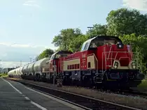 Soo neu...
... sind die neuen Gravitas alias V180 & V181 der HzL. Mit den Baujahren 2013 sind die beiden Loks das neuste, was die HzL gerade so zu bieten hat. Nicht nur umweltfreundlich, sondern auch mit einem Klasse Aussehen und viel Power!
Aufgenommen wurde das alles an einem sommerlichen Abend, nämlich dem 23.6.2013. 