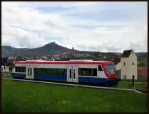 Ebenfalls am 5.5.13 wurde die Rückfahrt des Eyachtäler Radexpresses, welcher jeden Sonn,- und Feiertag verkehrt, aufgenommen. Hier verließ der Zug vor wenigen Minuten den Hechinger Landesbahnhof in richtung Eyach. 
Aufgenommen wurde das ganze kurz vor dem ersten BÜ in Hechingen, mit einem schönen Blick über die ganze Stadt. 