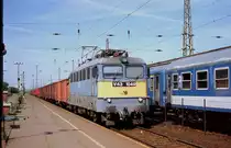 Am 22.6.2004 fährt V 43 1049 mit einem Leer Güterzug
durch den Bahnhof Füszesabony. Der Zug ist hier in 
Richtung Miskolc unterwegs.
