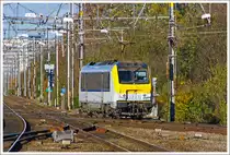Die SNCB/NMBS HLE 1321 f�hrt solo am 23.11.2013 in den Bahnhof Br�gge (Brugge). 

Die Reihe 13 ist hundertprozentig Baugleich wie die CFL Serie 3000, es sind elektrische Mehrsystemlokomotiven. Die im Zeitraum von 1997 bis 2001 bei Alstom f�r die NMBS/SNCB (60 St�ck) und die (CFL 20 St�ck)gebaut wurden. Sie haben 3 Stromsysteme 25 kV 50 Hz AC / 1,5kV und 3 kV DC und haben eine H�chstgeschwindigkeit von 200 km/h und eine Leistung von 5.200 KW (bei 1,5 kV DC halbe Leistung).