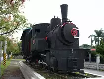 Dampf-Lokomotive Hualien Country  / Taiwan
24�03’33.67  N, 121�36’23.54  E
Hersteller: Koppel Germany
Model: LCK 30 > EinsatzNr. LCK 31
Antriebs-Konfiguration:0-6-0 + Tender
Spurweite: 762 mm
Eigengewicht: 15,4 t
H�chstgeschwindigkeit: ?
Baujahr: 1913
Traktion: 3,5 t
Platzierung der Lok, an der alten
Eisenbahntrasse. Die neue Trasse wurde n�her an den Bergen platziert, um mehr Schutz vor Flutwellen und Unwettern zu gew�hren.
Lokomotive ist nicht mehr fahrt�chtig. 