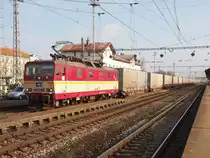 ČD Cargo 372 006-1 mit einem Containerzug in Bhf. Lysa nad Labem am 23.11.2013.